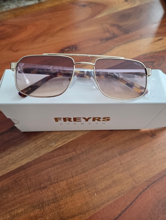FREYRS Gold Frame Sunglasses Gradient Lenses